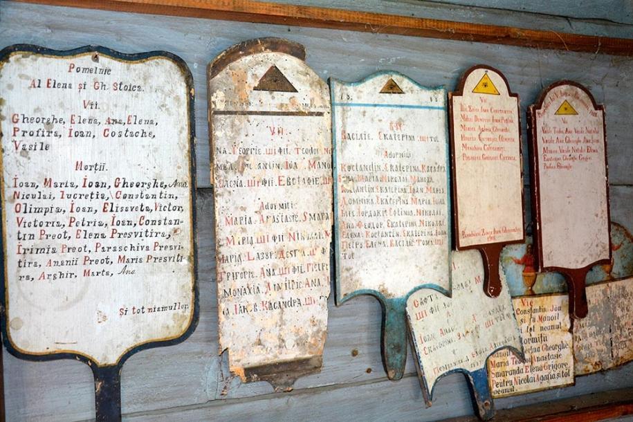 În inventarul bisericuţei se păstrează câteva pomelnice, zugrăvite cu ulei, pe lemn, pe care sunt menţionate numele vechilor ctitori./ Foto: Ziarul Lumina